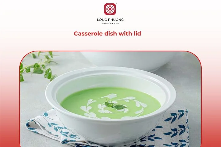 Casserole Dish with Lid – Glossy white porcelain baking dish with tight lid for oven-to-table convenience.