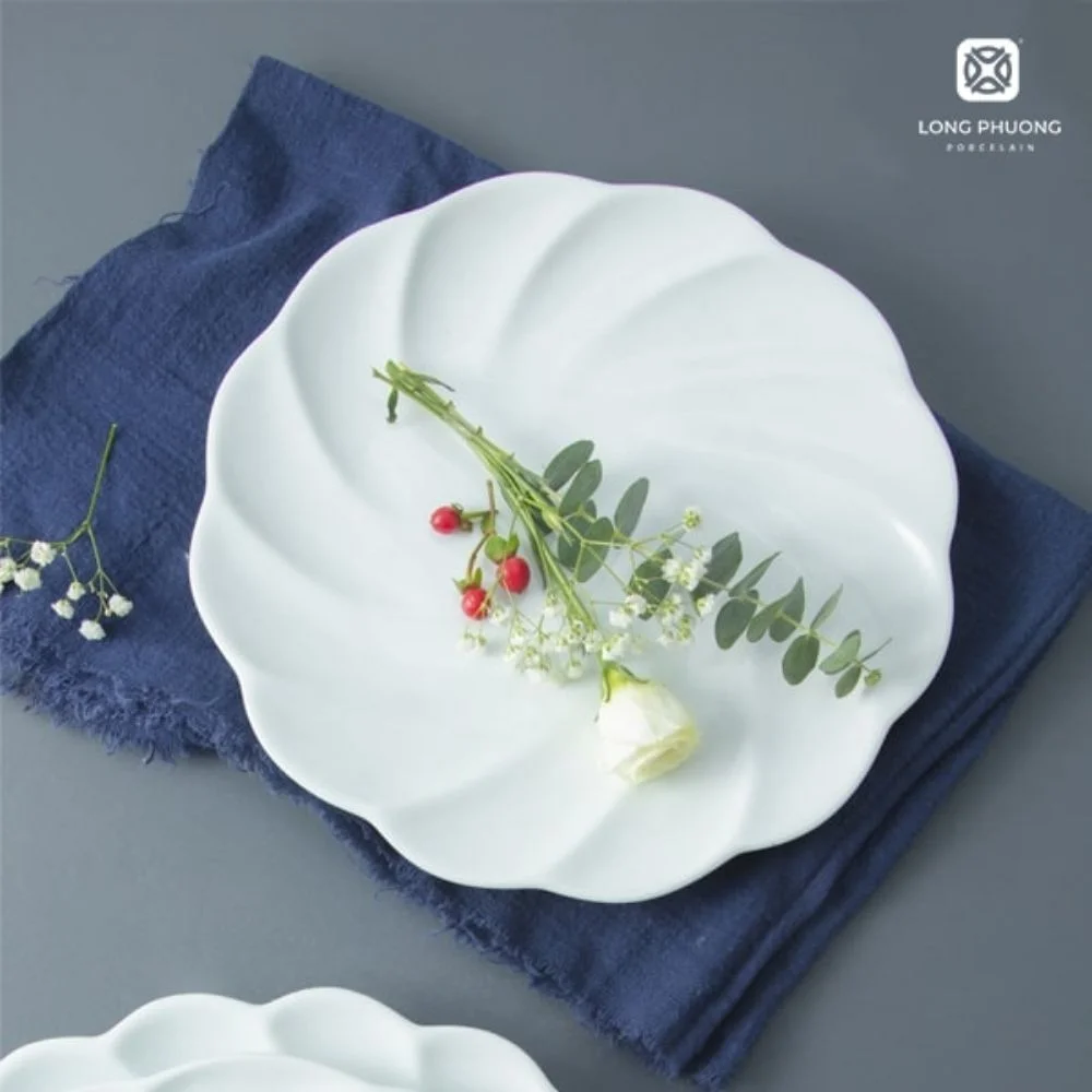Twisted-Stylish-Plate (4) Long Phuong adds movement and contemporary charm to your plate sets