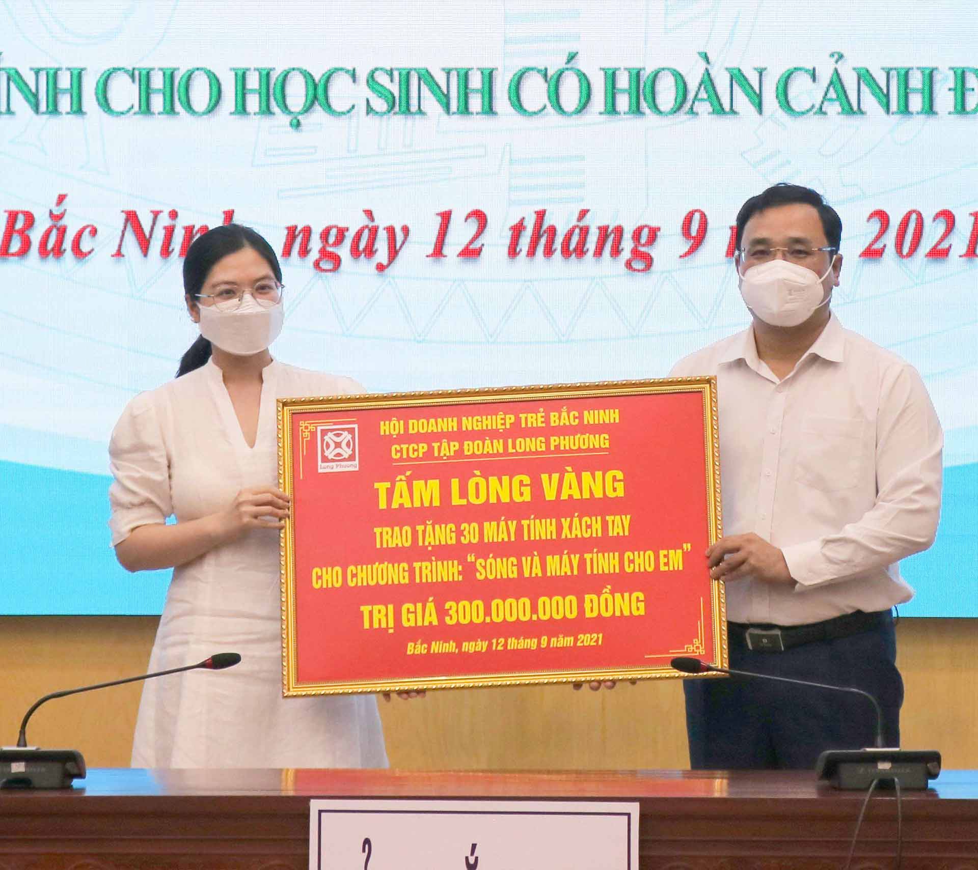 Long Phuong Company donated 30 laptops to the program "Waves and computers for children"