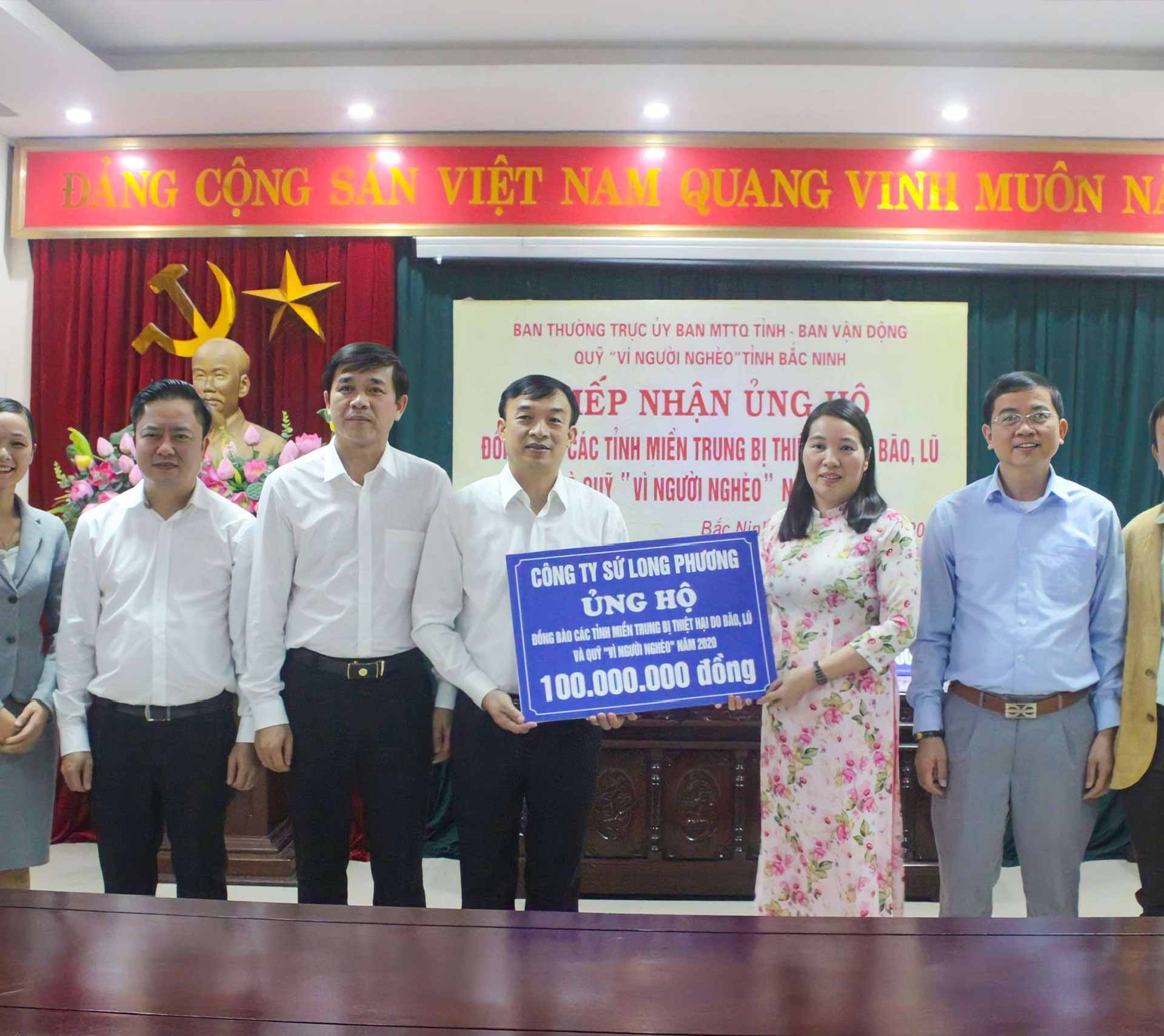 Long Phuong Company donated 100 million VND to the people in the central region affected by the storm.