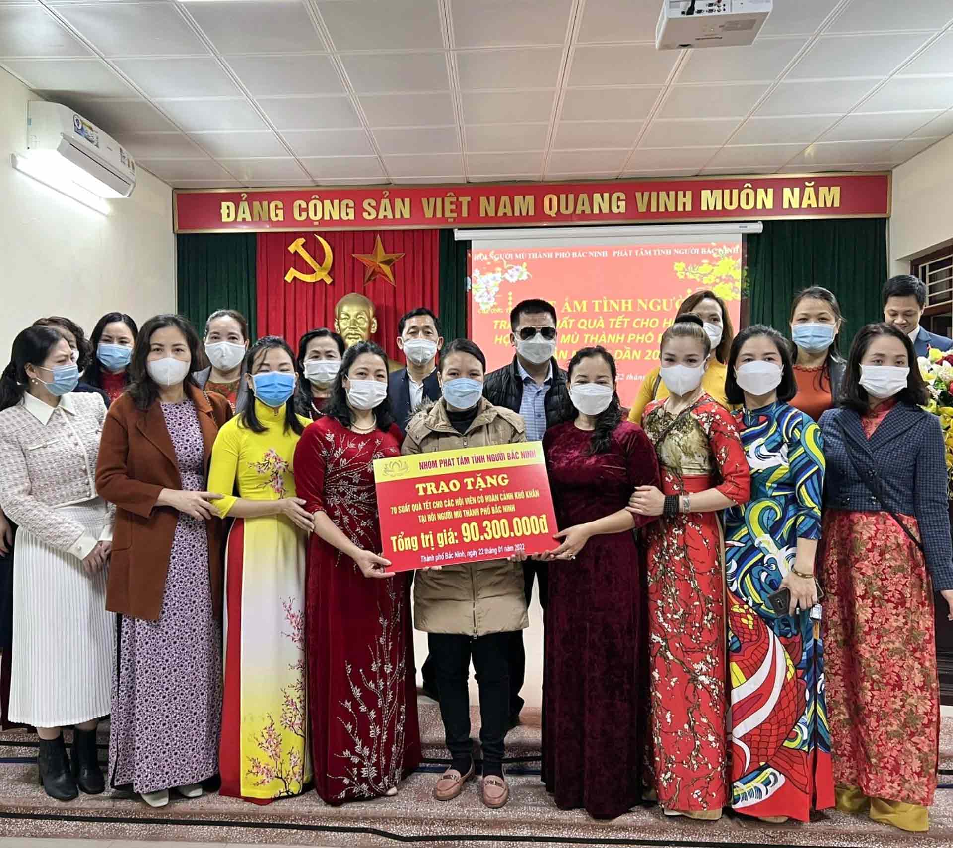 Long Phuong Company donated 70 Tet gifts to poor families worth 90,300,000 million VND.