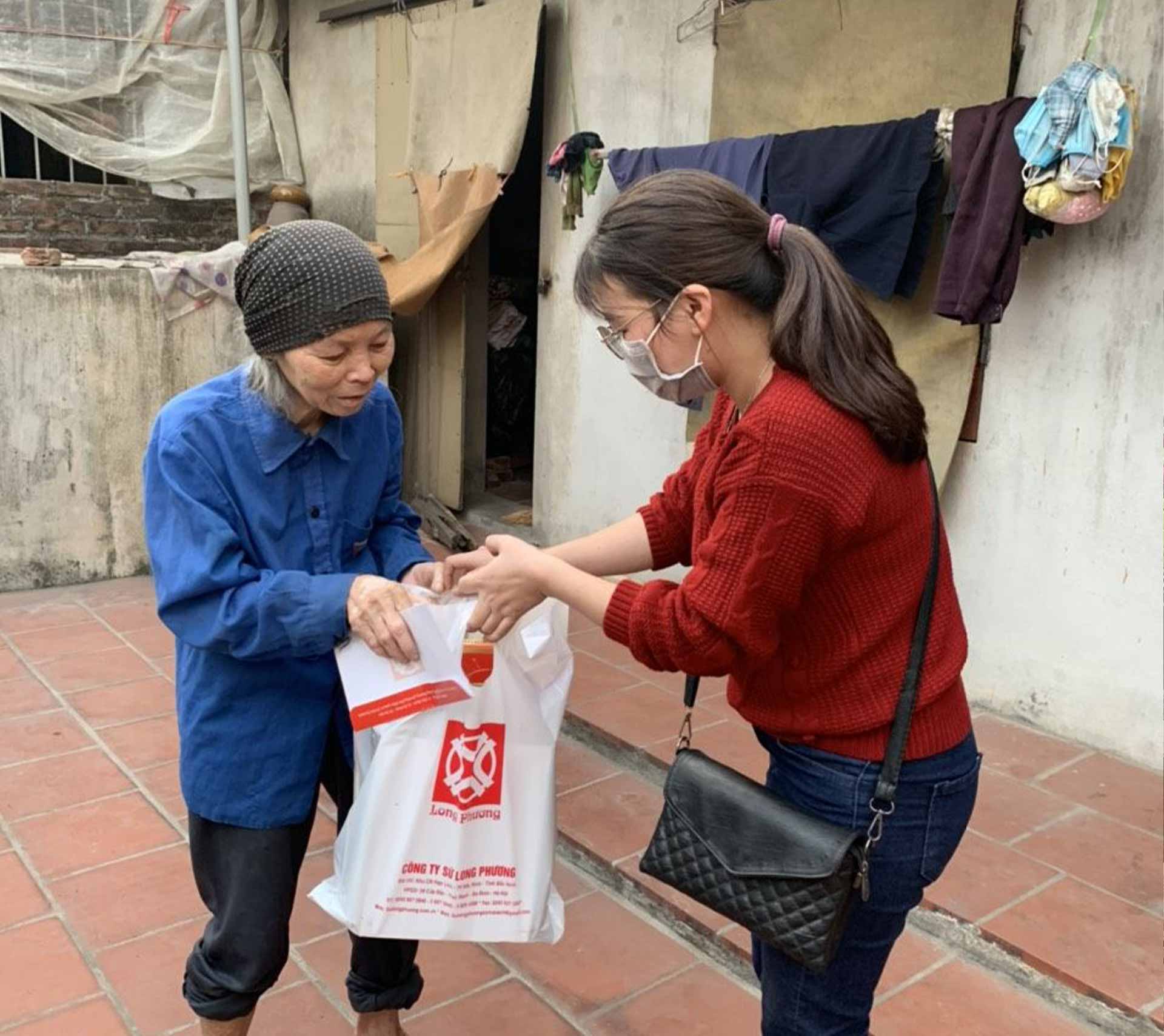 Long Phuong Company gives gifts during Tet holiday