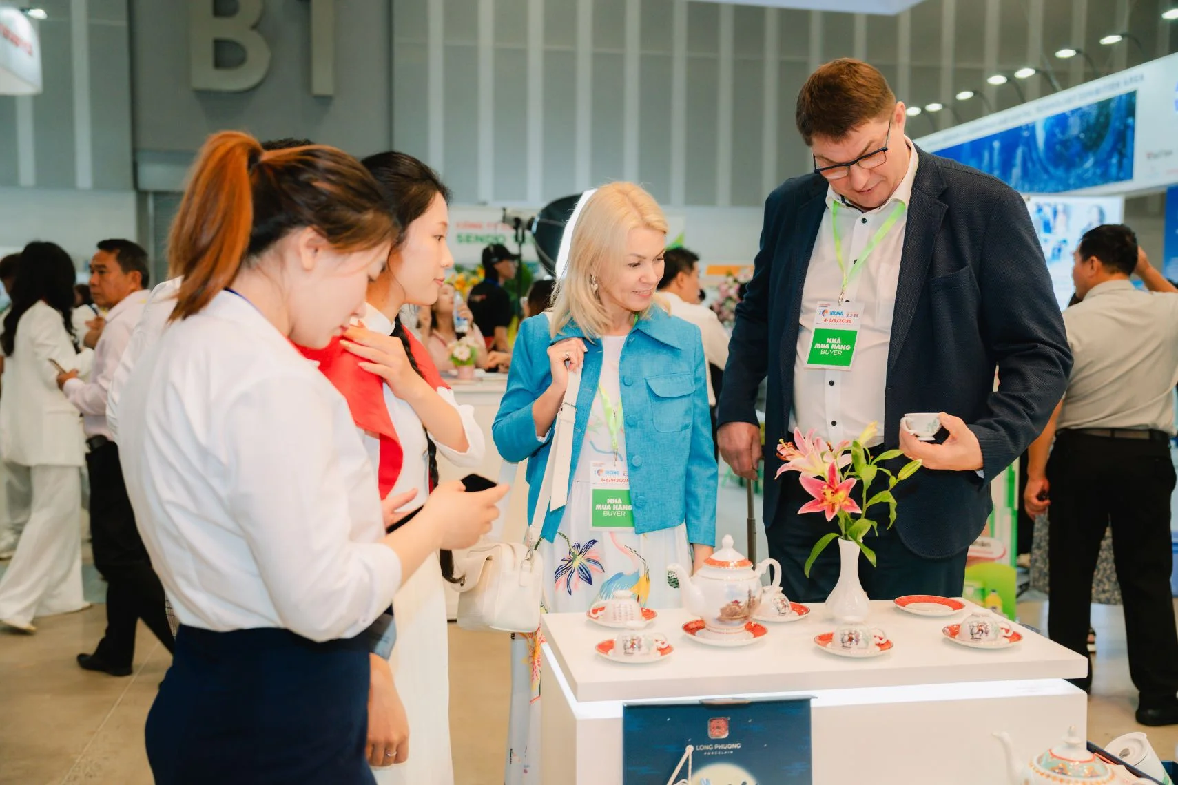 Long Phuong team presenting products to potential global partners