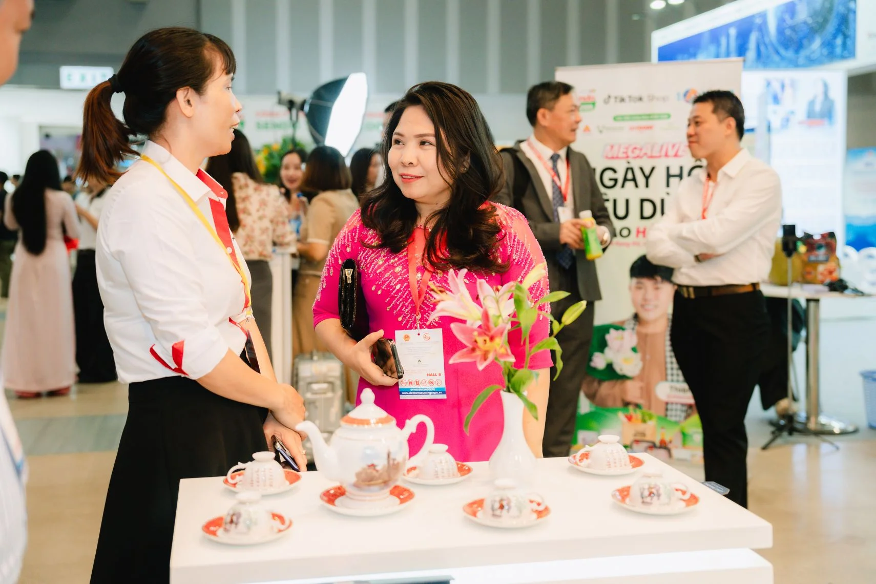 International visitors show keen interest in Long Phuong’s intricately designed collection rich in Vietnamese cultural identity