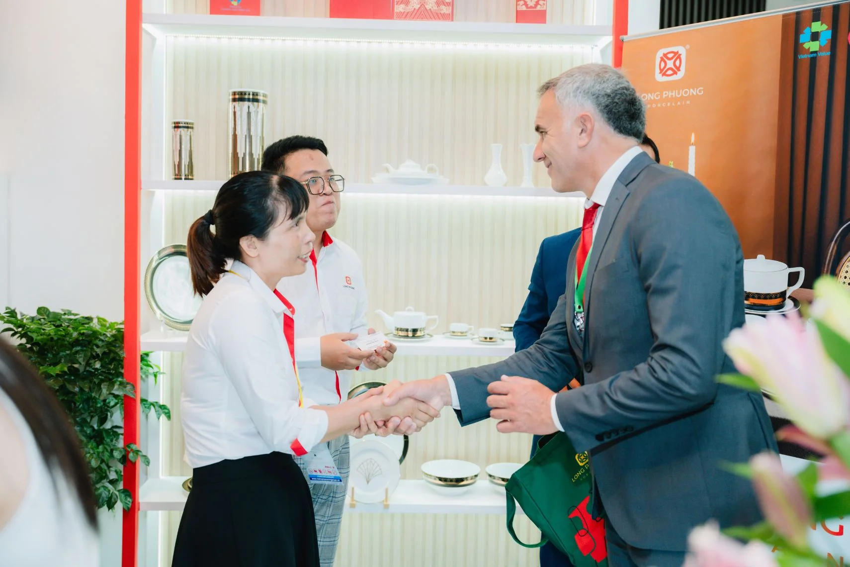 Long Phuong booth becomes a hub for business connections and collaborations with international partners