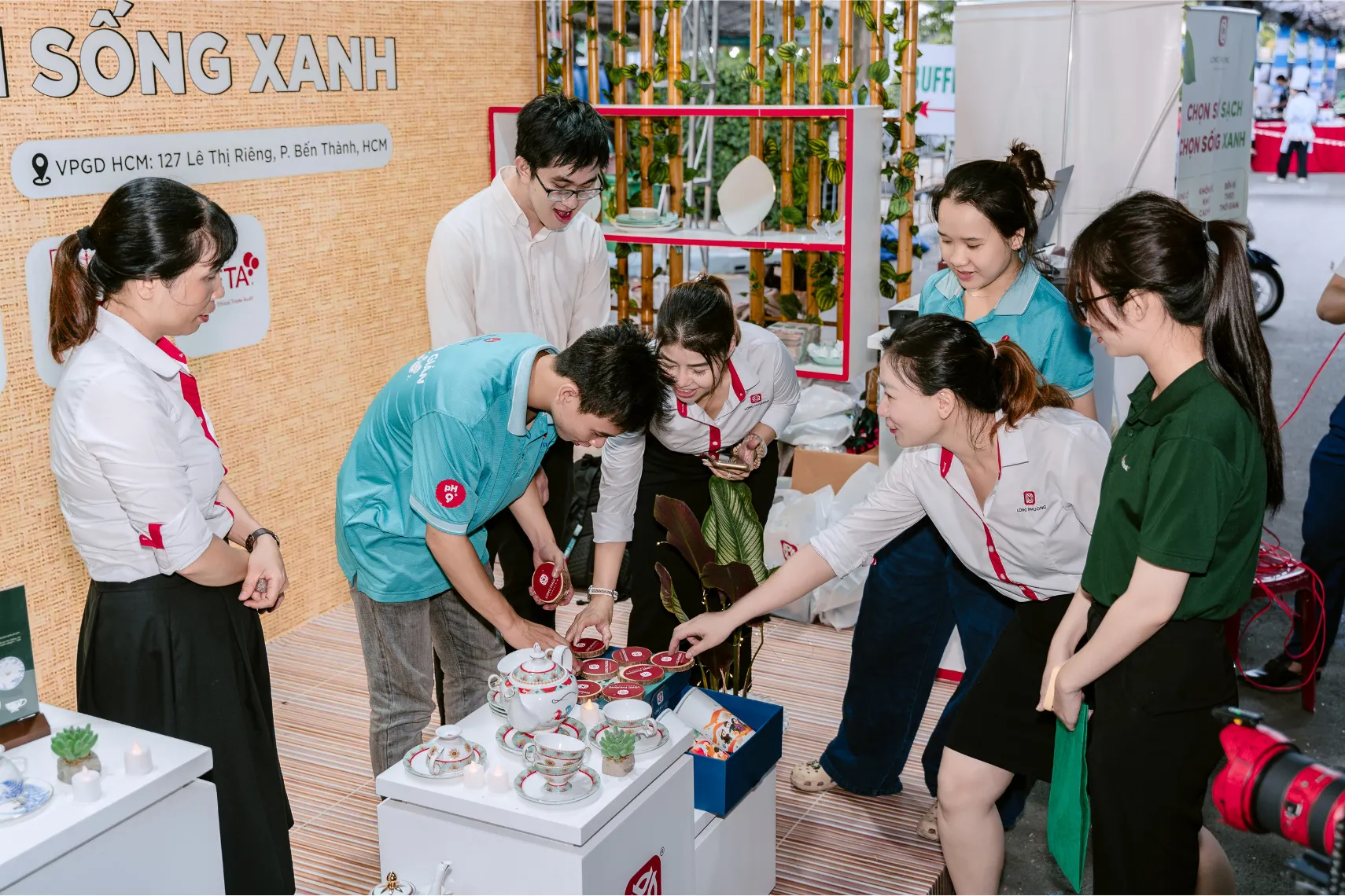 Exciting atmosphere at Long Phuong's booth "Choose clean living - Choose green living"