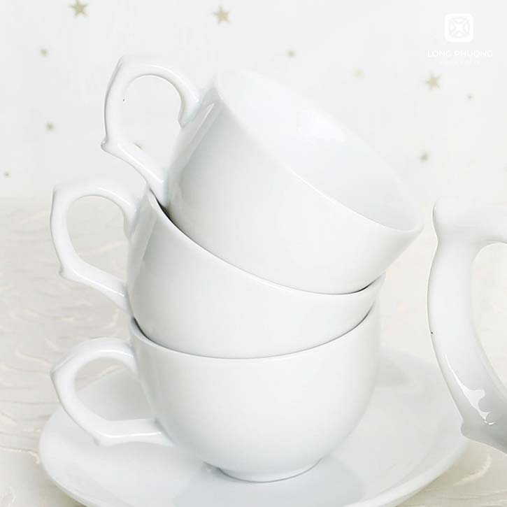 Chén trà được thiết kế cách điệu với quai cầm được chuốt kiểu duyên dáng