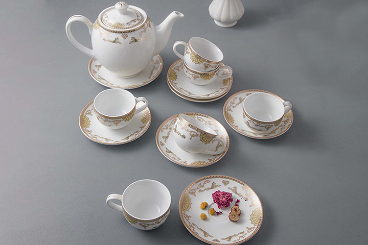 Chế tác vàng trên gốm sứ