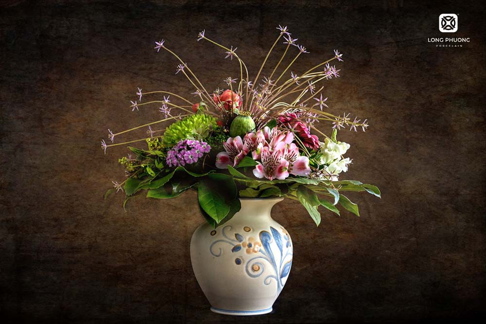 Cắm hoa vào bình gốm đơn giản mà đẹp