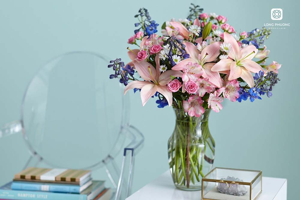 Bình thủy tinh phù hợp cắm những loại hoa có màu sắc ấn tượng như hoa loa kèn, hoa lan...