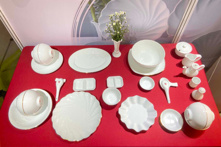 porcelain là tập hợp con của gốm sứ