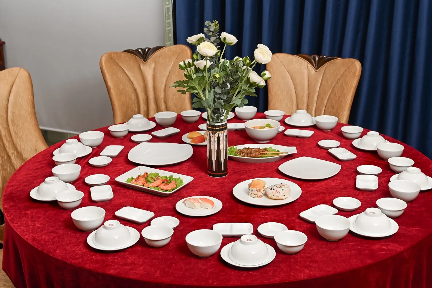 bát đĩa nhà hàng sứ long phương ở quận 4