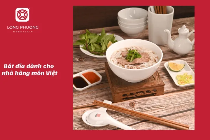 bát đĩa nhà hàng Sứ Long Phương ở quận 5 bày bún phở