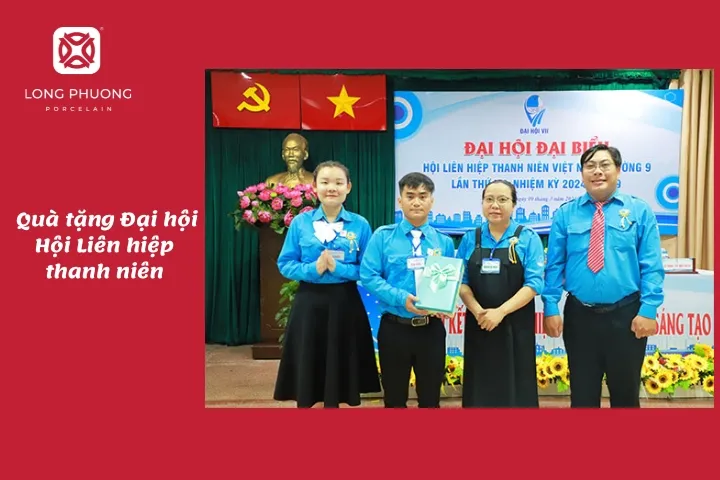 trao quà tặng cho thanh niên có thành tích