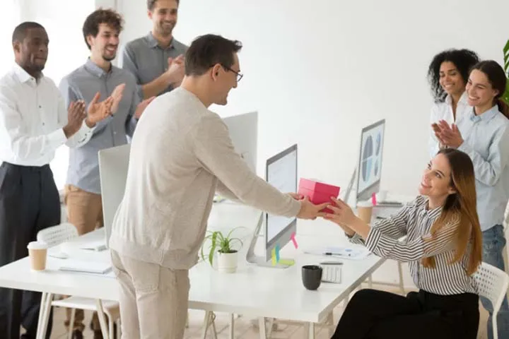 20 gợi ý quà tặng đồng nghiệp ý nghĩa