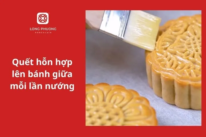 Quết hỗn hợp lên bánh giữa mỗi lần nướng