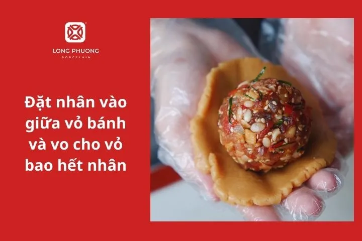 Đặt nhân vào giữa và vo bánh tròn đều tay