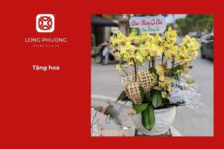 Lẵng hoa trang trí tinh tế tặng tân gia 