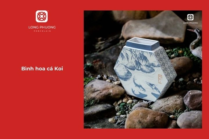 Bình hoa với hình tượng cá Koi tượng trưng cho may mắn