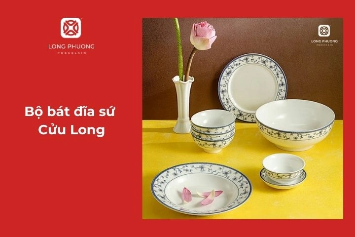 Với màu xanh lam và hoa tiết cổ điển, bộ bát đĩa sứ Cửu Long luôn được yêu thích