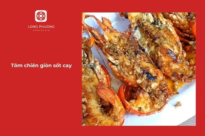 Tôm chiên giòn rụm kết hợp với sốt cay nồng sẽ khiến món ăn thêm phần hấp dẫn