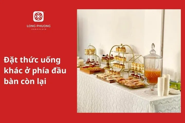 Đặt cà phê, thức uống khác ở phía đầu bàn còn lại