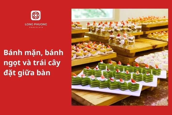 Bánh mặn, bánh ngọt và trái cây đặt giữa bàn