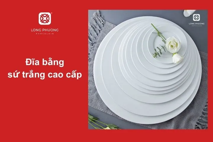 Đĩa tròn bằng sứ trắng tạo điểm nhấn hoàn hảo cho bàn tiệc