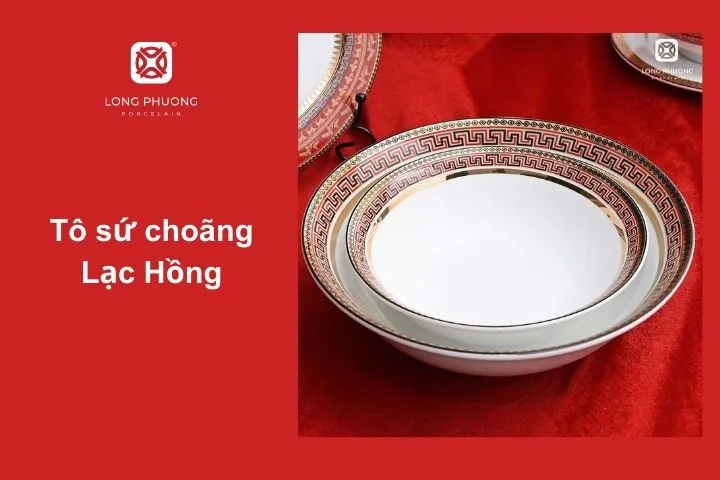 Sự kết hợp tinh tế giữa nền sứ trắng và dải hoa văn đỏ đậm đà, mang đậm dấu ấn dân tộc.