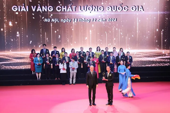 sứ long phương nhận cúp vàng chất lượng quốc gia