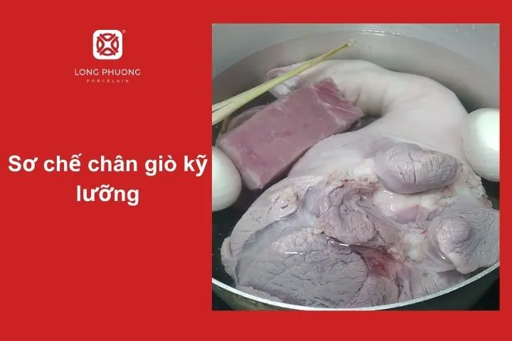 Bạn nên rửa chân giò thật sạch, sau đó chần qua nước sôi trong khoảng 5-10 phút để loại bỏ tạp chất