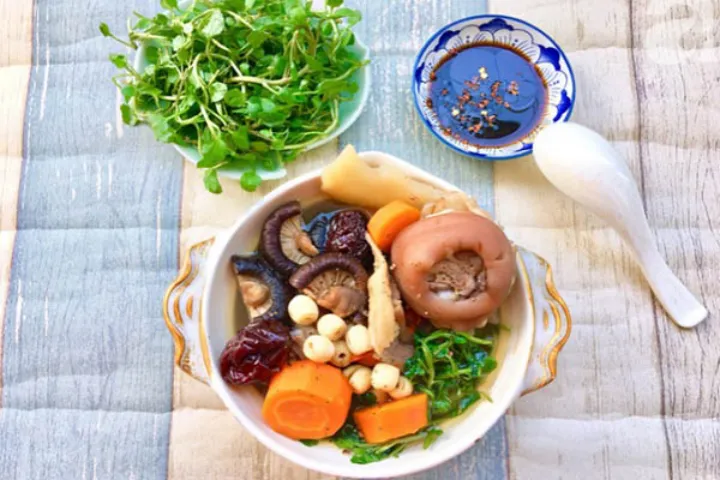 Chân giò hầm hạt sen không chỉ ngon còn rất bổ dưỡng