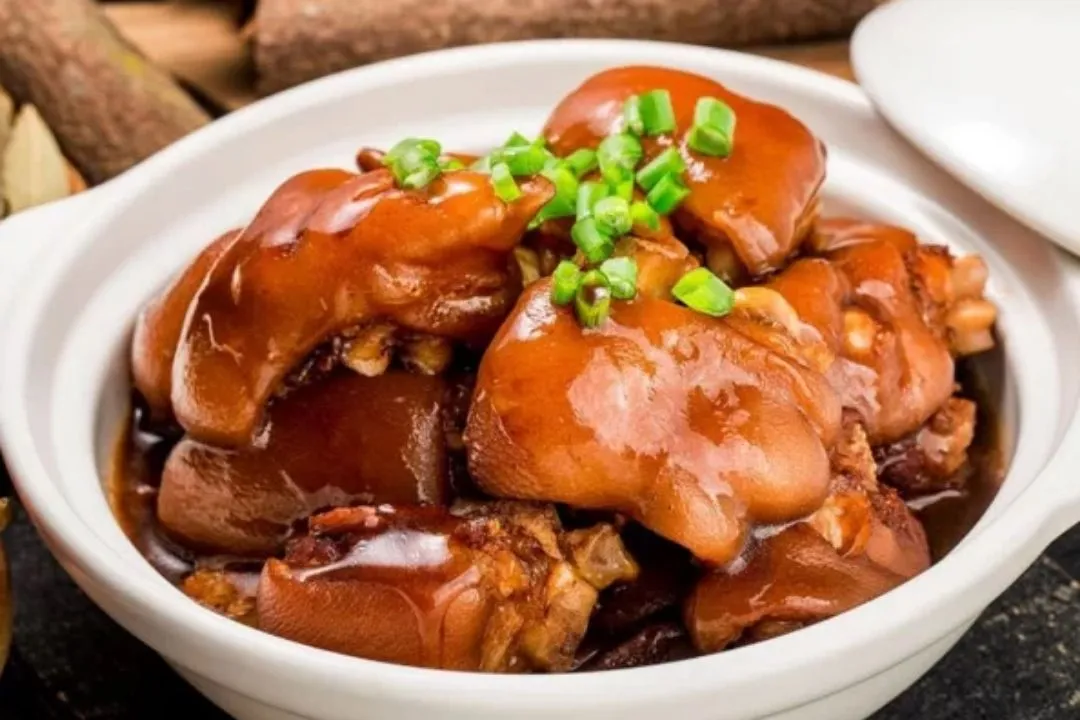 cách làm chân giò hầm thuốc bắc