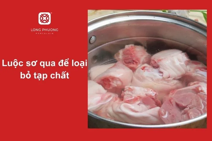 Một bước quan trọng không thể bỏ qua trong việc làm sạch móng heo là luộc sơ qua nước sôi