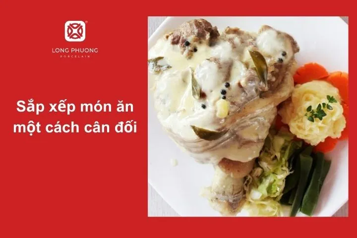 Đặt chân giò lên đĩa một cách cẩn thận, để phần da giòn và thịt mềm dễ thấy nhất