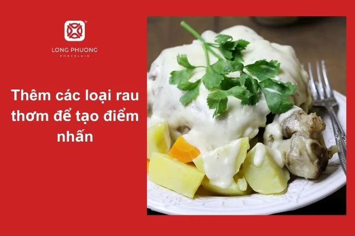 Rau xanh không chỉ tạo điểm nhấn về màu sắc mà còn mang đến một cảm giác tươi mới cho món ăn