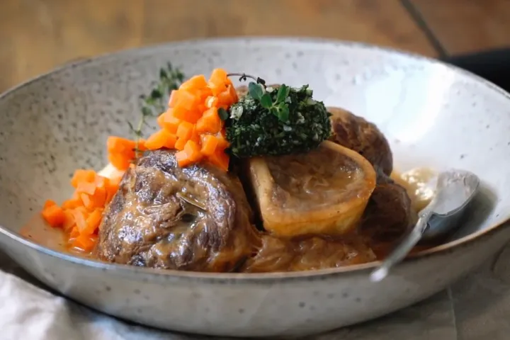 Chân giò hầm kiểu Đức là món cực đáng trải nghiệm khi bạn muốn thử ẩm thực Đức