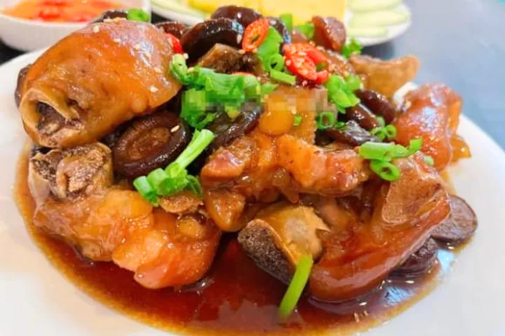 Chân giò hầm ngũ vị là món ăn hợp cho bữa cơm gia đình