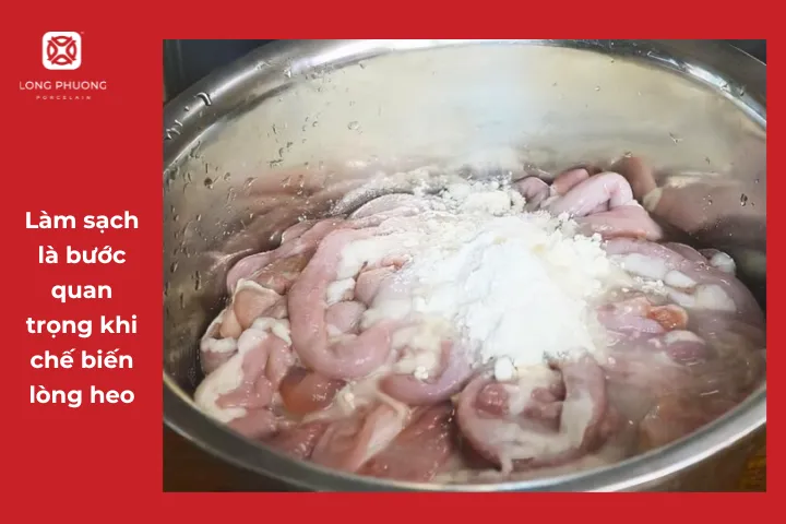 Lòng heo cần được làm sạch kỹ lưỡng trước khi chế biến bất kỳ kiểu nào