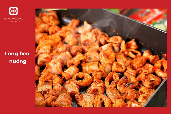 Lòng heo nướng kết hợp với các loại gia vị sẽ thêm đặc sắc hơn