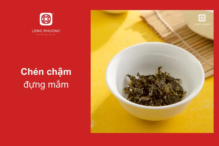 Chén chấm đựng mắm không thể trên bàn tiệc tại nhà hàng