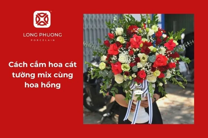 Bình hoa cát tường kết hợp với hoa hồng đẹp mà dễ cắm