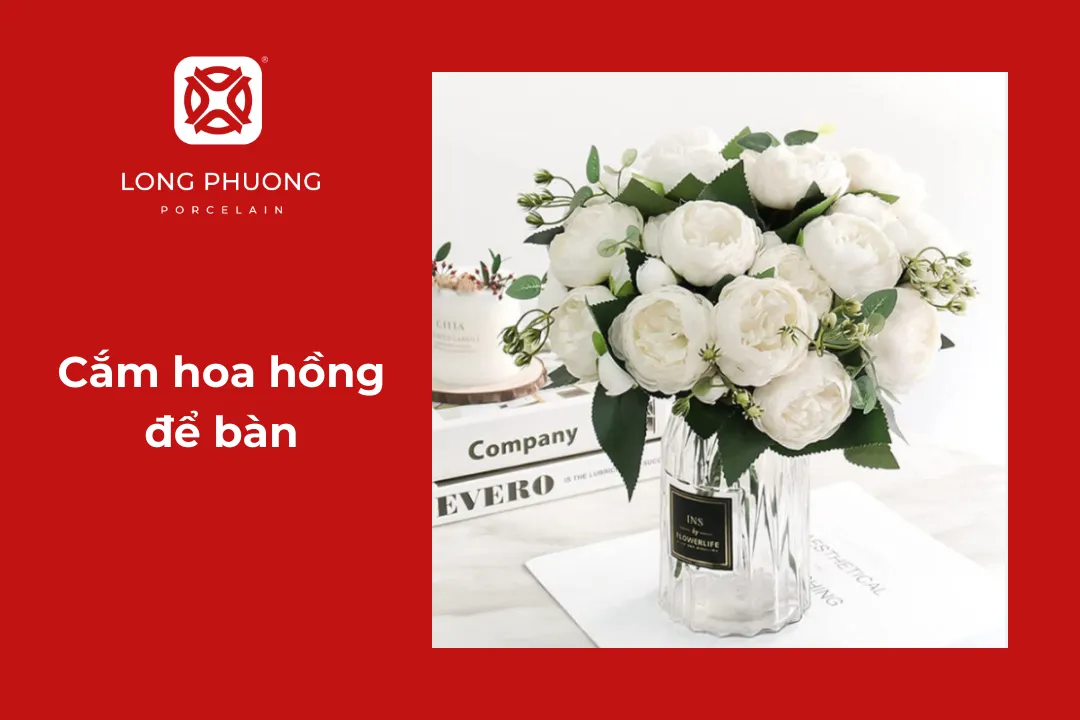 cắm hoa hồng trên bàn tiệc