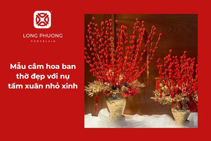 Bình hoa với nụ tầm xuân mang may mắn