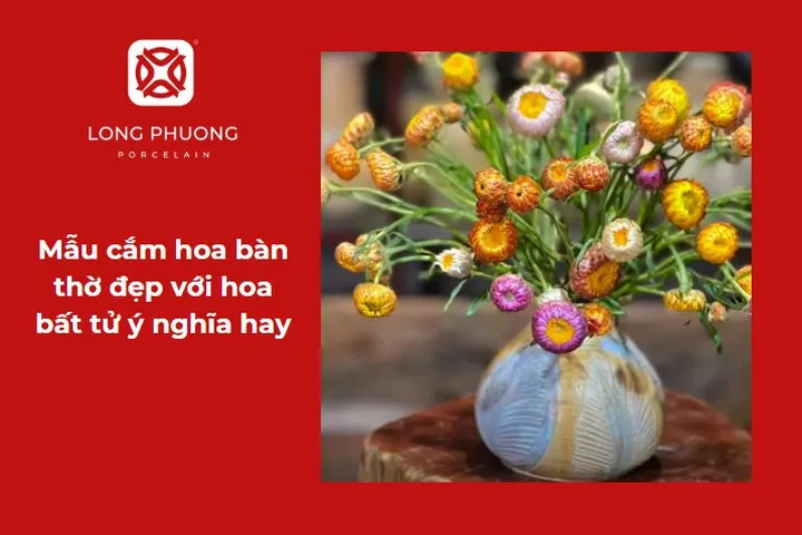 Hoa bất tử cắm trong bình nhỏ giản dị mà đẹp