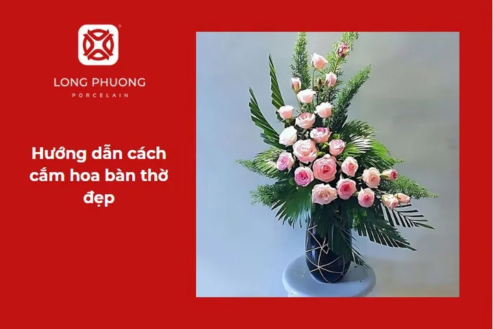 Cách cắm hoa bàn thờ đẹp xen kẽ với lá tạo dáng thu hút