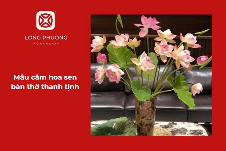 Hoa sen thanh tịnh trưng trên bàn thờ gia tiên