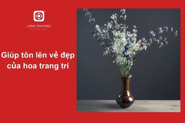 Một chiếc bình hoa có thiết kế phù hợp sẽ giúp tôn lên vẻ đẹp tự nhiên của hoa