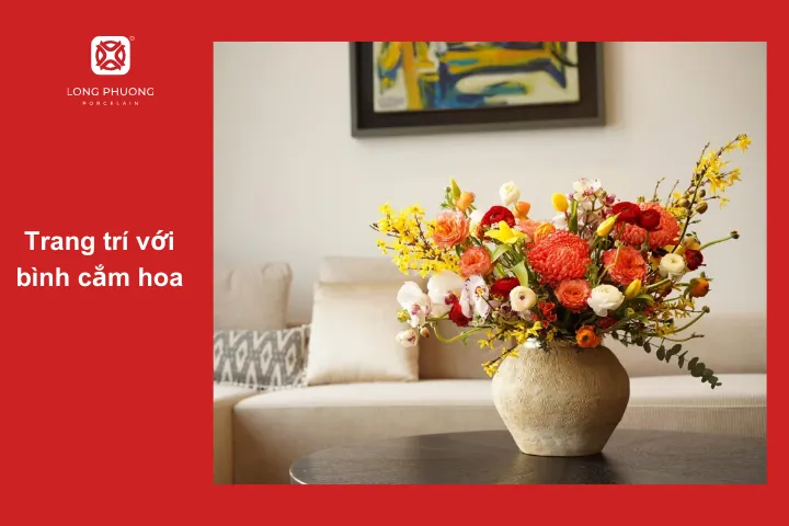 Một bình hoa tươi làm không gian thêm sống động