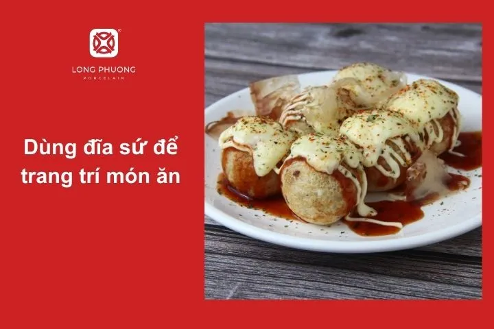 Takoyaki bày trên đĩa sứ cao cấp, tôn lên sự sang trọng và tinh tế của món ăn